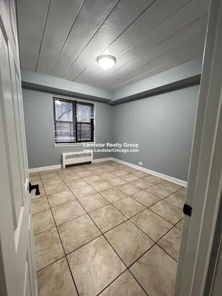 Building Photo - 1359 W Touhy Ave