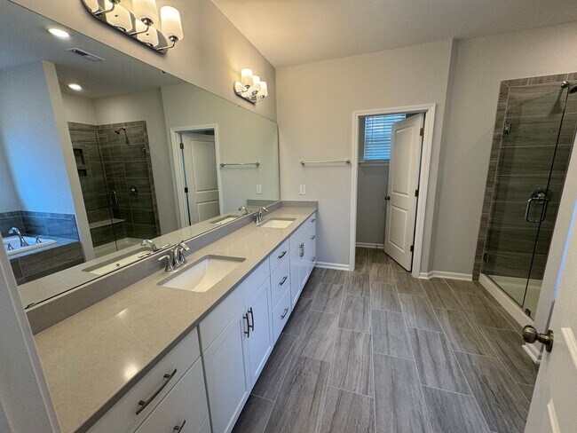 Building Photo - LIKE-NEW 4 Bed/4 Bath in N. Raleigh!