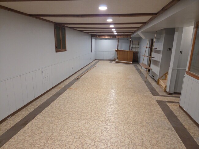 Building Photo - 437 S Vaughn Way