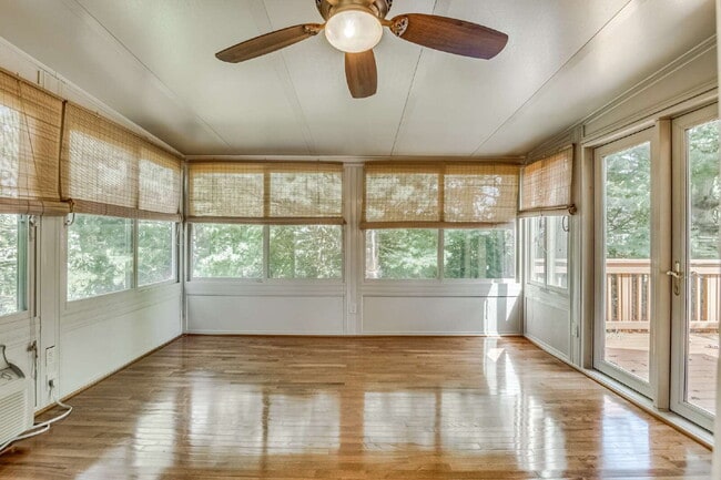 Building Photo - Modern Comfort and Convenience Await