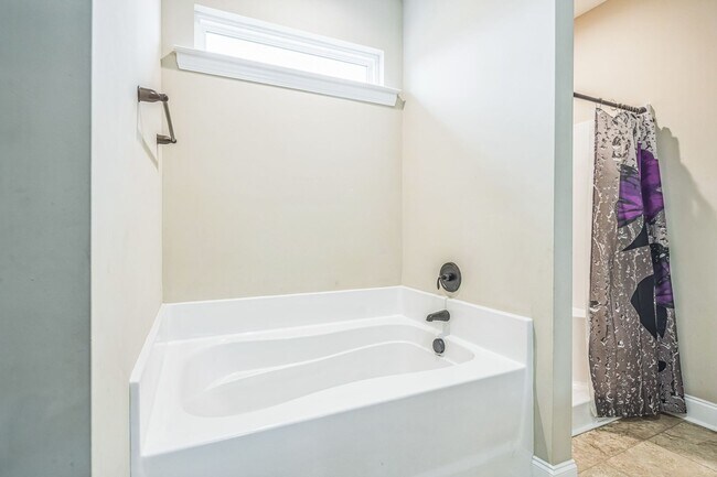Building Photo - Charming 3BR House in Warrenville