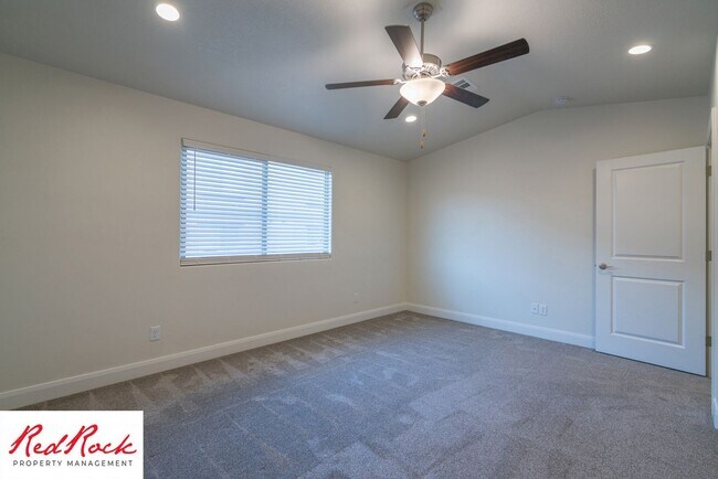 Building Photo - Modern Townhome in Desirable Hurricane Hei...