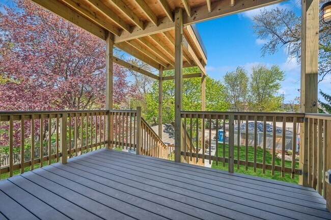 Building Photo - 2755 Eastwood Ave