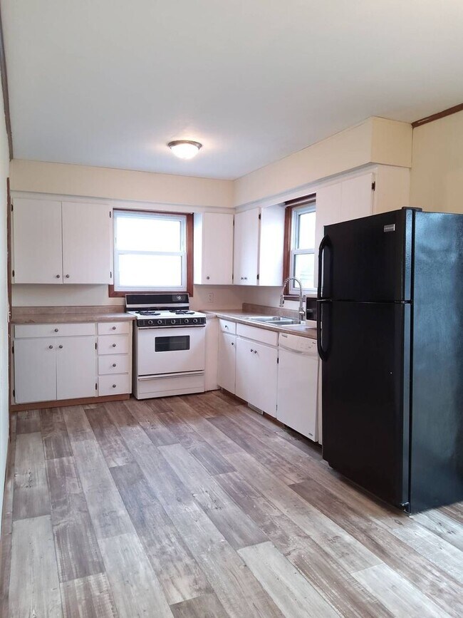 Building Photo - 2 Bedroom Single Family Home in Syracuse!