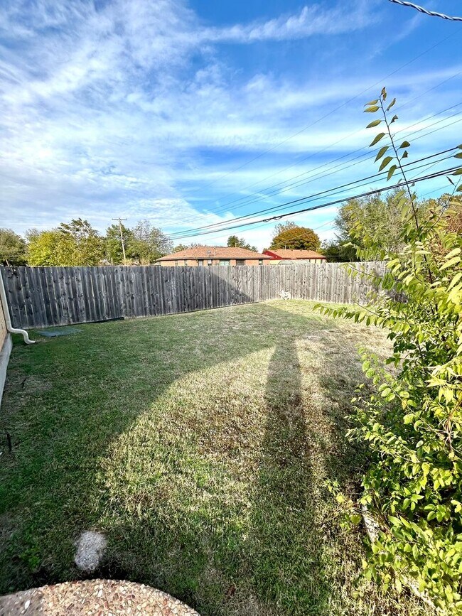 Building Photo - 3 Bedroom