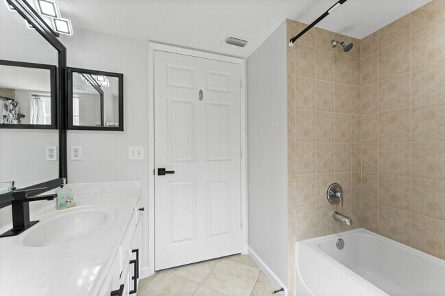 Building Photo - Conveniently located 3 bedrooms 2 bathroom...