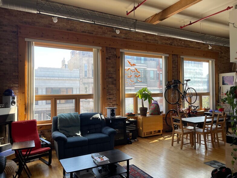 Building Photo - 1114 W Belmont Ave
