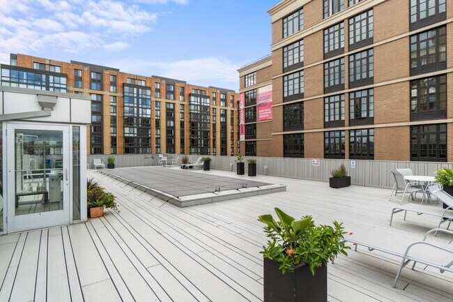 Building Photo - Mt Vernon Square Condo | 1 Bed | 1 Bath | 700 Sf | Private Balcony