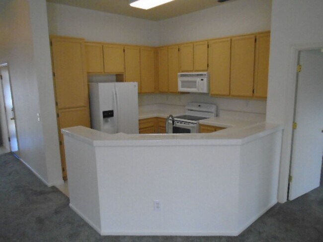 Building Photo - NICE SINGLE STORY 3 BEDROOM & 2 BATH IN DA...