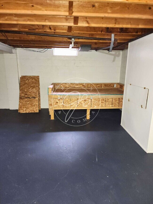 Building Photo - Sylvania Schools! Spacious 2-story, 3-bedroom, 2-bath home offering over 1,200 sq. ft. of living ...