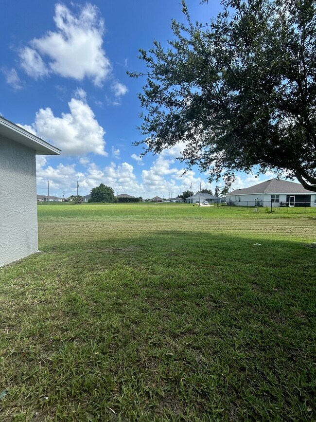 Building Photo - 3 Bedroom 2 Bath 2 Car Garage In Cape Coral!