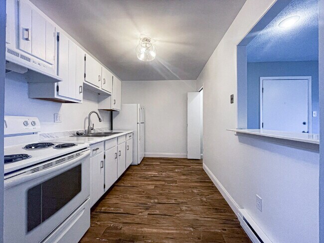 Building Photo - 2402 Marquette Rd