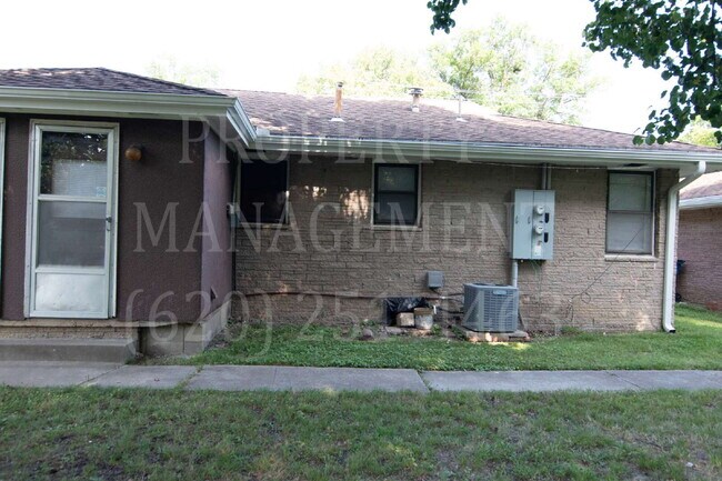 Building Photo - 2-Bedroom Duplex