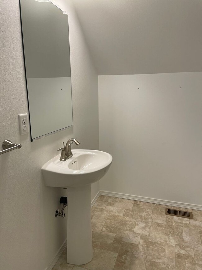 Building Photo - Beautiful 2 Bedroom 1.5 Bath 2 Story Home-...