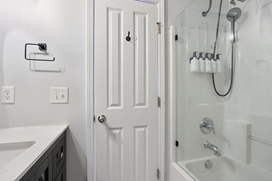 Building Photo - 503 Saint Jules Ln