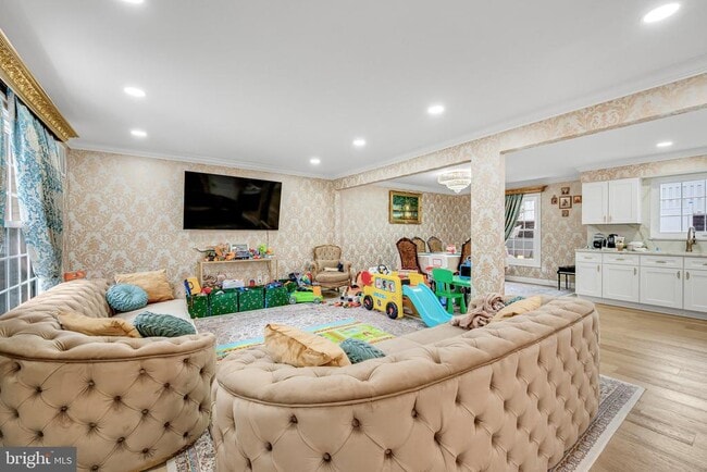 Building Photo - 10904 Gainsborough Rd