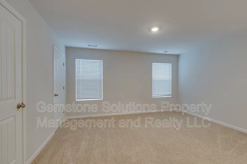 Building Photo - 608 Clifford Hts