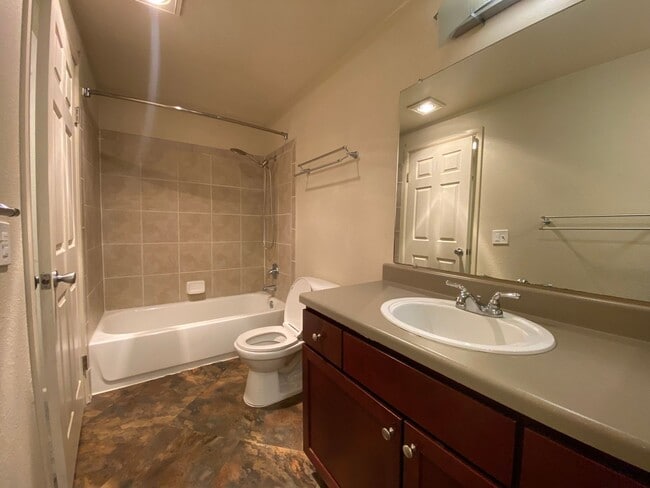 Building Photo - Practical 3 bedroom Des Moines Condo