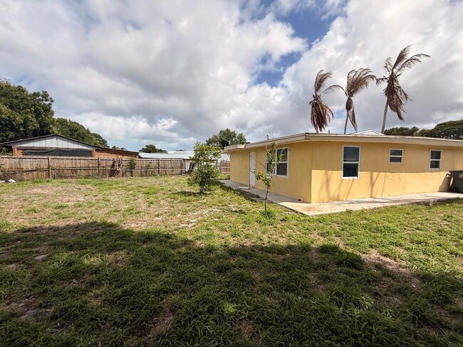 Building Photo - 1604 Zephyr Ave