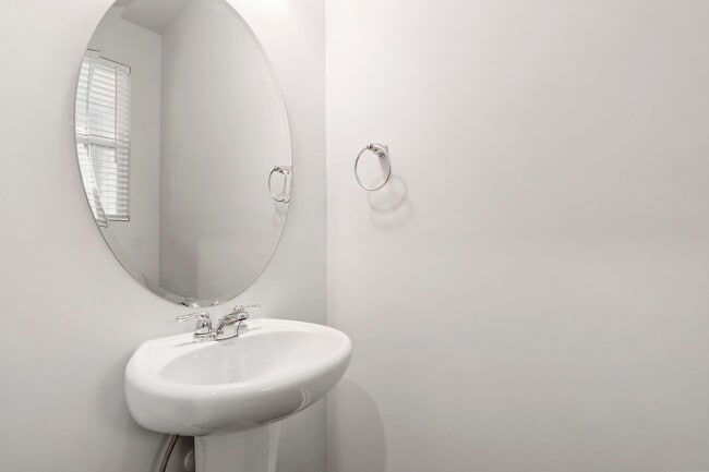 Building Photo - Bright & Beautiful! Modern 3-Bedroom Townh...