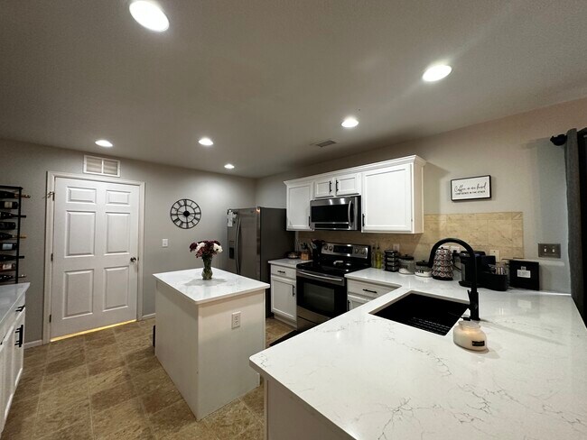 Kitchen - 1918 Hogan Ct