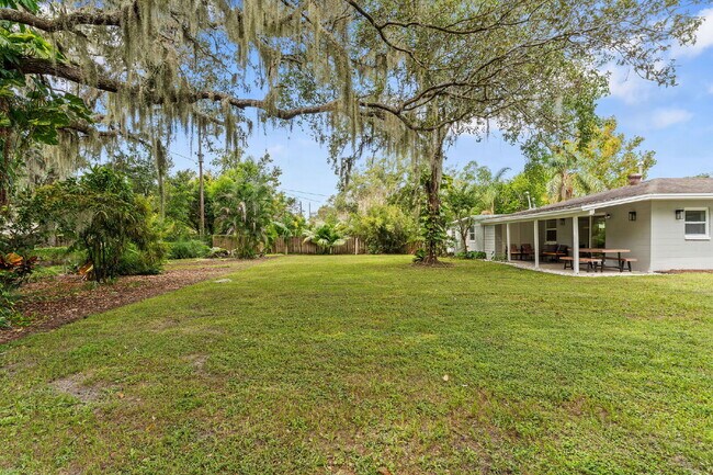 Building Photo - Charming 4-Bed with 2 Full Baths and Large...
