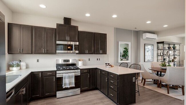 Building Photo - Spacious and Beautifully Landscaped 3 bed/3ba Townhome in Central Park