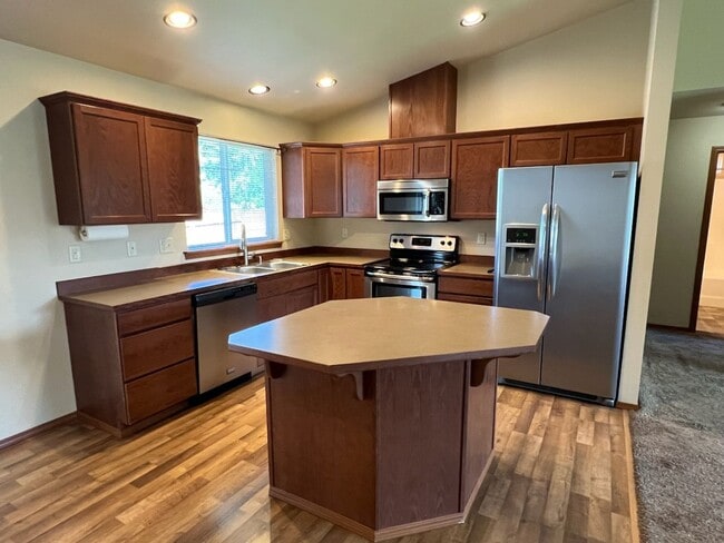 Building Photo - Beautiful 3 bed/2 bath home with garage, a/c and private covered patio!