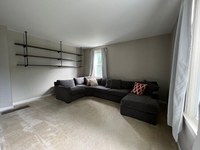 Building Photo - Conveniently Located 4 Bed/2 Bath Home-Central AC and Heat-Available 3/01!