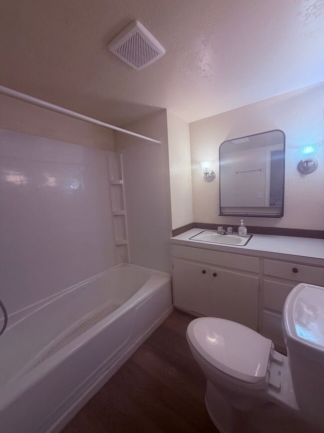 Building Photo - House for rent!