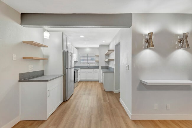 Building Photo - Palm View Village (Furnished Units Available)
