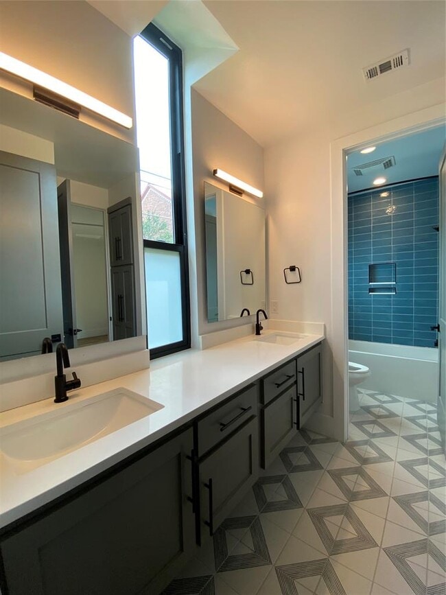 Building Photo - 2908 Cole St