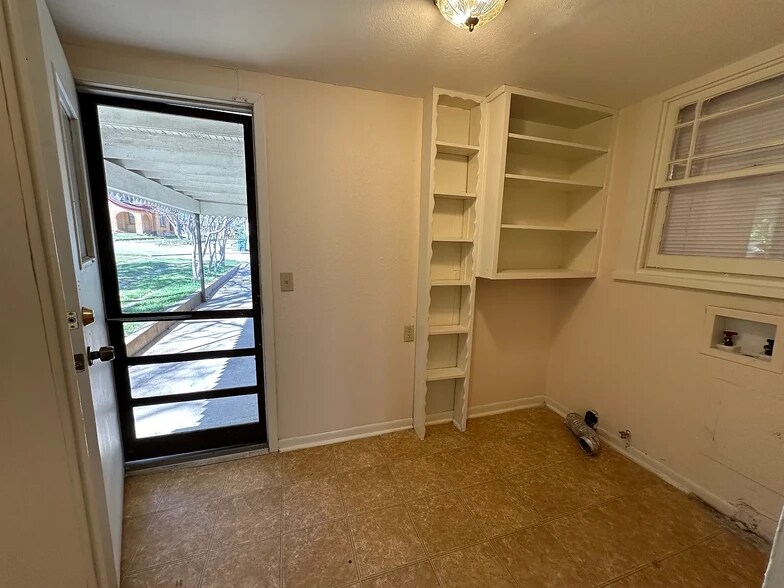 Laundry room - 521 E Charnwood St