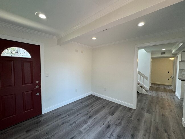 Building Photo - Relaxing 3 Bed 2.5 Bath Single Family Home...