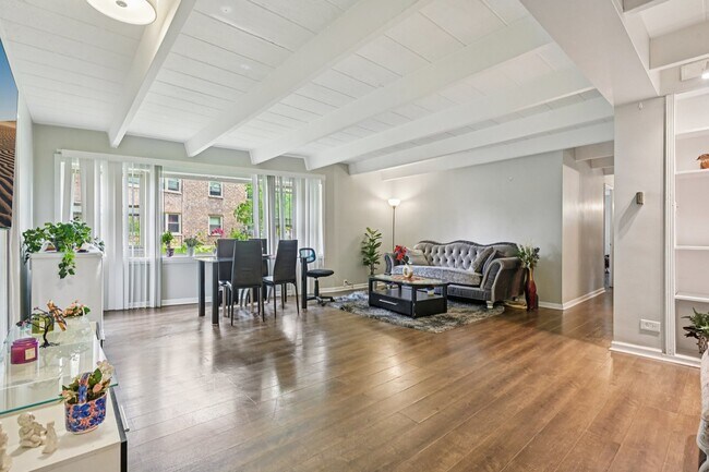 Building Photo - 2142 W Rosemont Ave