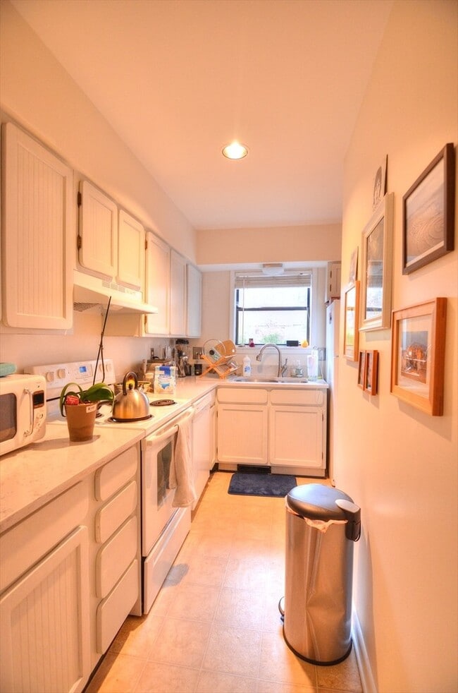 Building Photo - Rare End-Unit Townhome in Carrboro with Beautiful Updates! Available Early July!