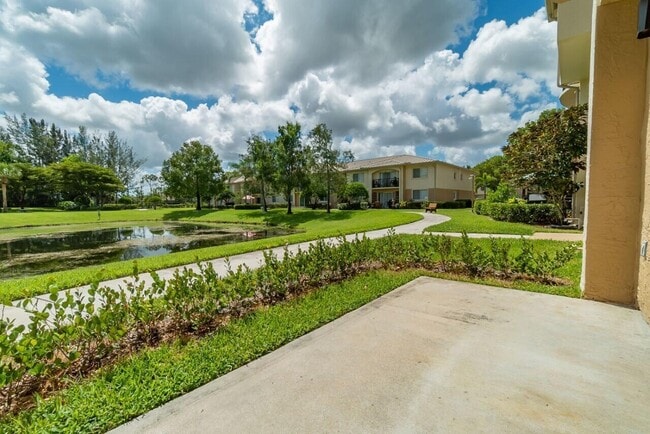 Building Photo - 800 Crestwood Ct S