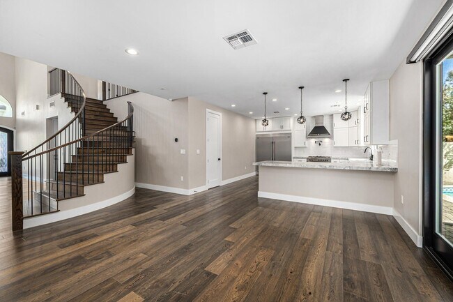 Building Photo - 3821 E Devonshire Ave