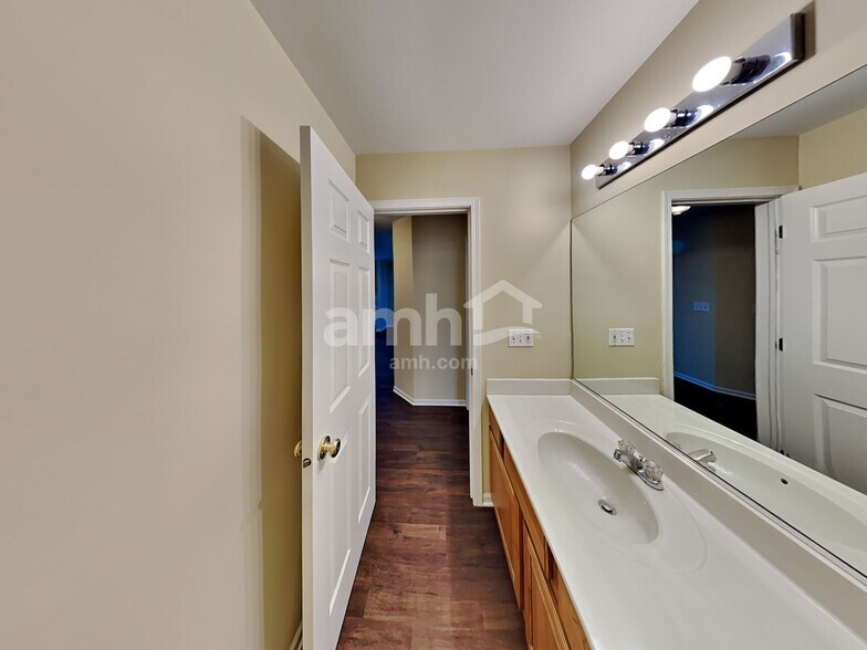 Building Photo - 2670 Spinnaker Dr