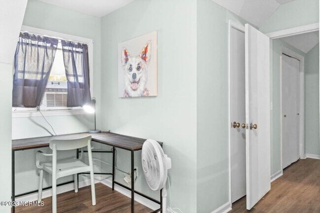 Building Photo - Fully Furnished Single Family Home - Long ...