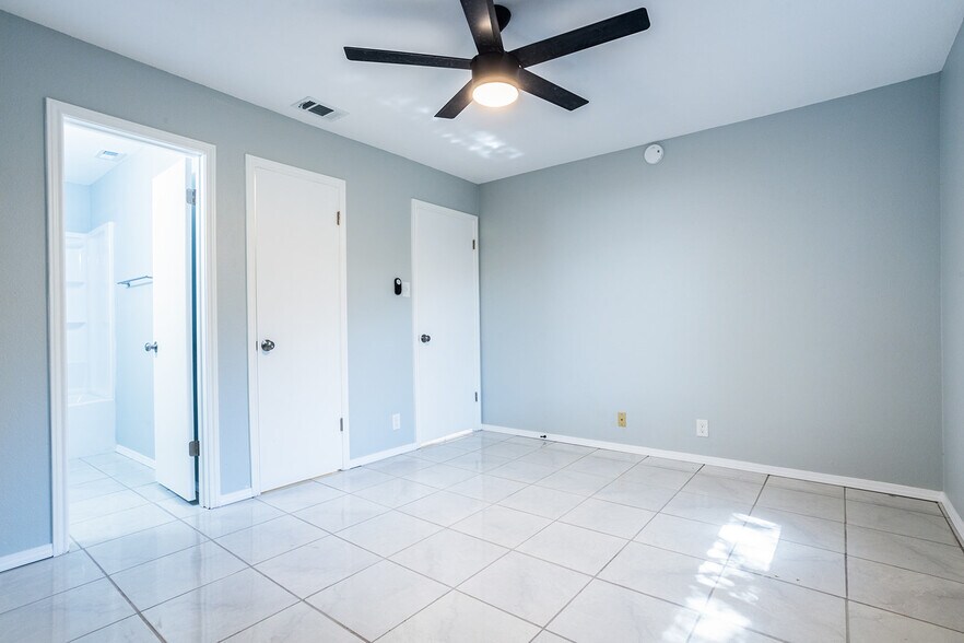 Master Bedroom - 5275 Meadow Rise St