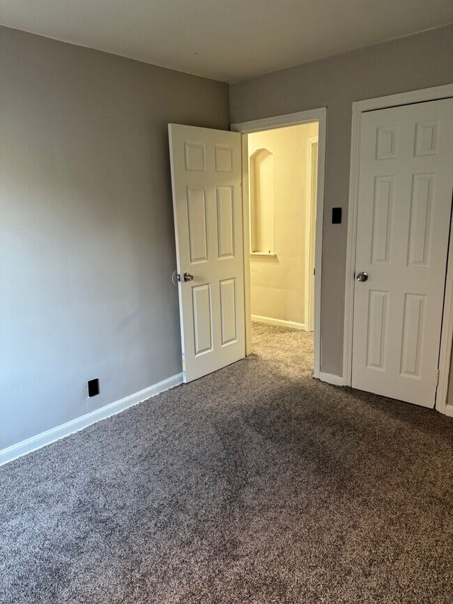 Building Photo - Comfortable 3-Bedroom Rental on Elmdale Street