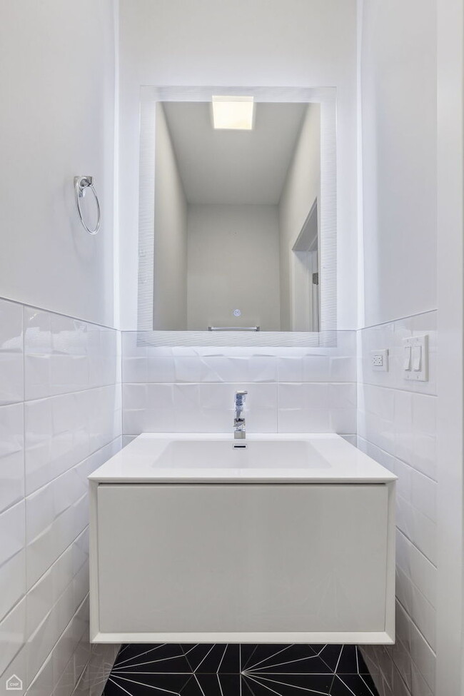 Building Photo - 1042 S Oakley Blvd