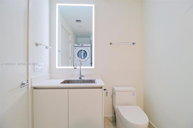 Building Photo - 700 NE 24th St