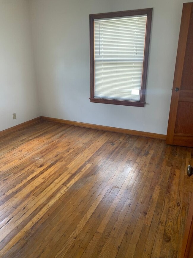 Building Photo - 2 bedroom, 2 bath house located near water...