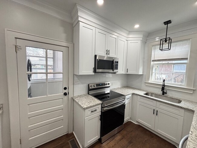 Building Photo - Bungalow in rosewood