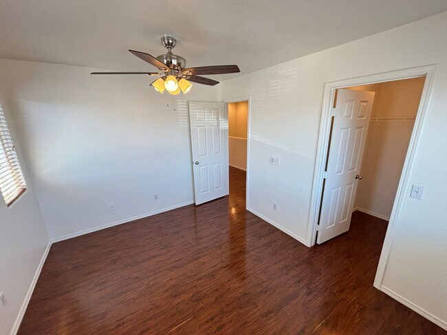 Building Photo - Beautiful 5Bed/2.5Bath/2Car home located near Seven Hills