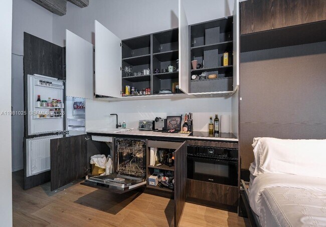 Building Photo - 5255 Collins Ave