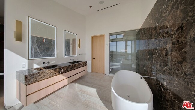 Building Photo - 8765 Hollywood Blvd