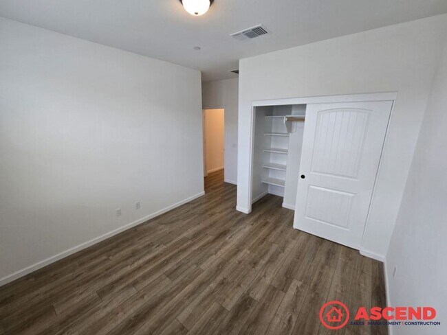 Building Photo - 15811 Santa Clara Ct
